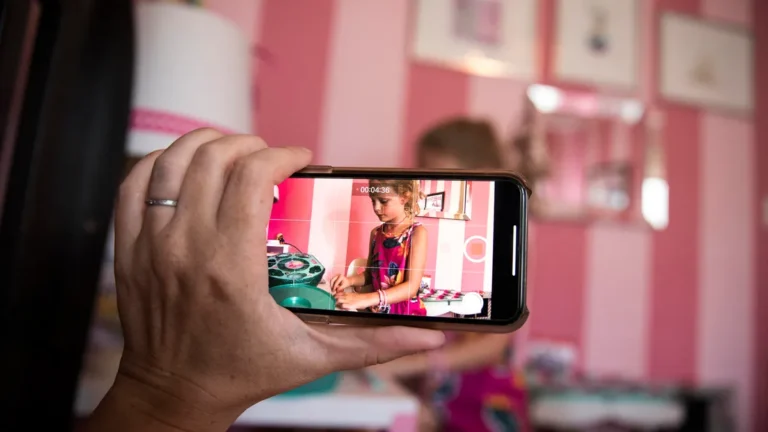 Causa TikTok: l’azienda era a conoscenza del fatto che la sua funzione di livestreaming consentisse l’esplorazione di contenuti sfruttamento minorile